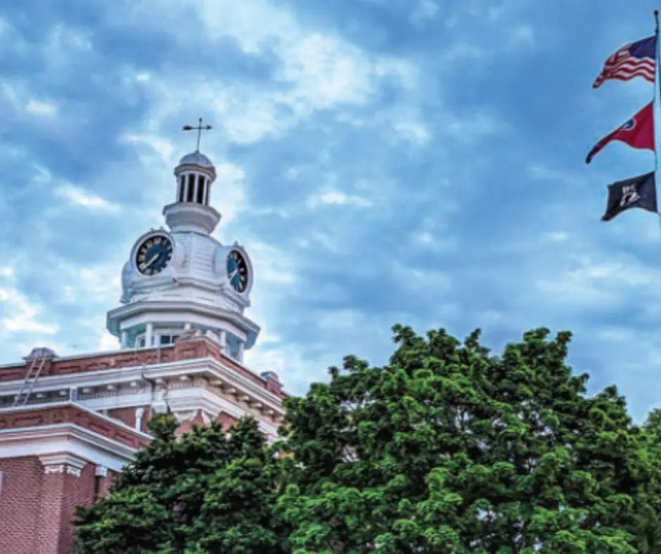 murfreesboro, tennessee a picture of the top of the court house