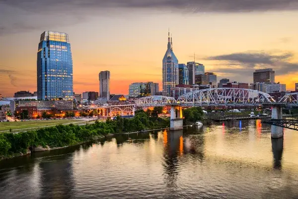 an image of nashville, tennessee in the evening. Showcasing the batman building